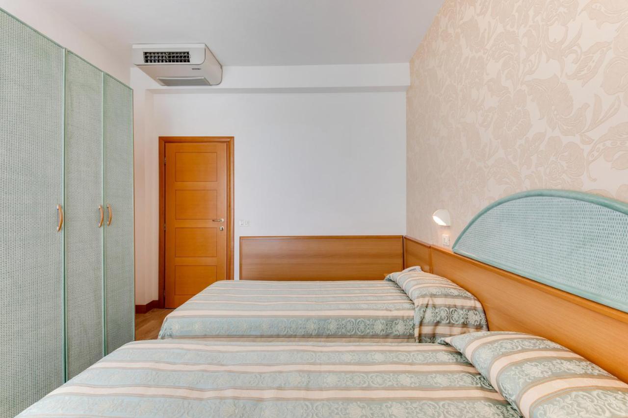 Camera Matrimoniale/Doppia con Letti Singoli con Vista Mare Parziale