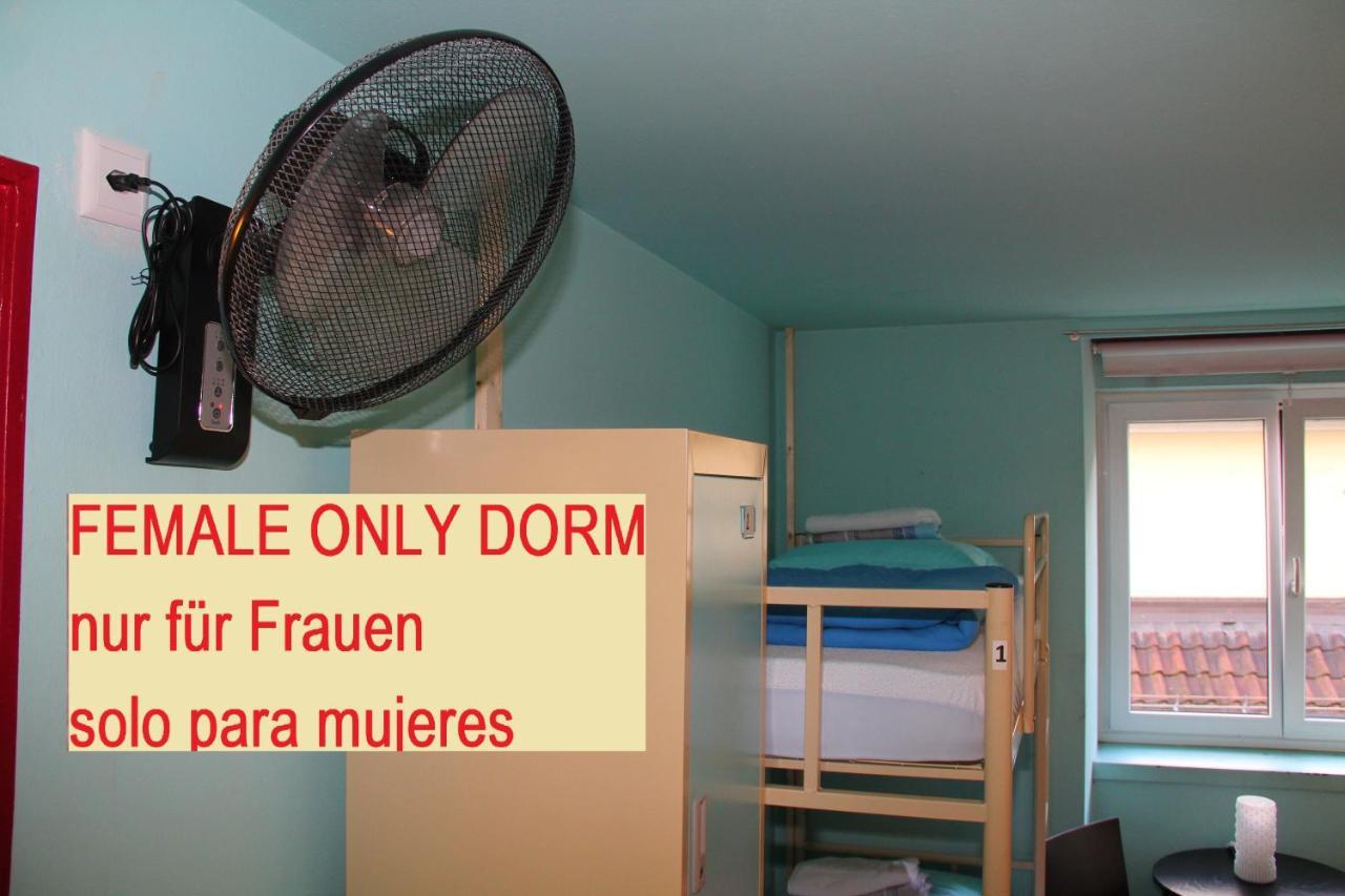 Cama Económica en habitación compartida femenina de 6 camas