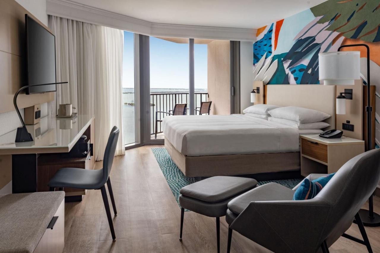 Habitación con cama extragrande y vistas parciales a la bahía