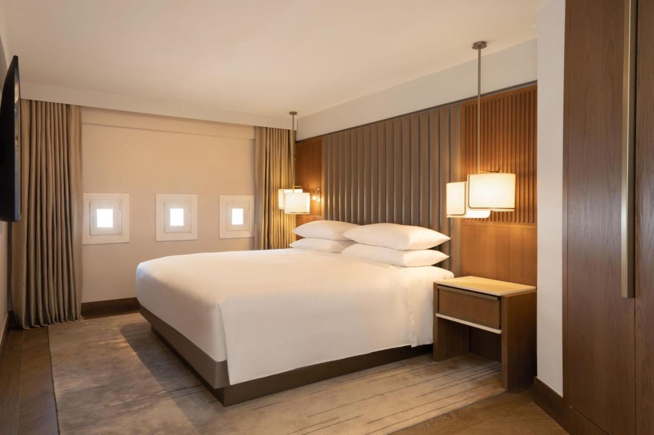 Premium Deluxe Corner King Room City View