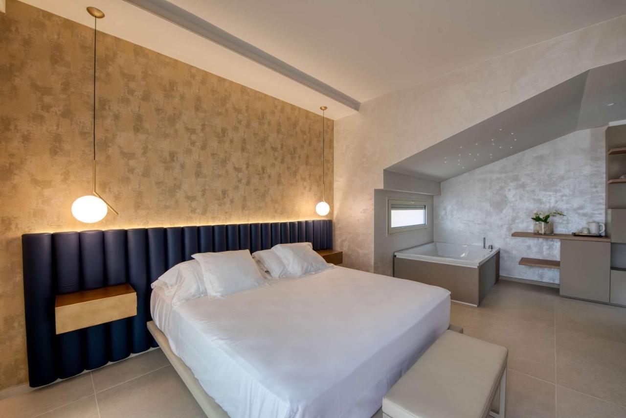Deluxe Suite Jacuzzi,1419762381:JPEG