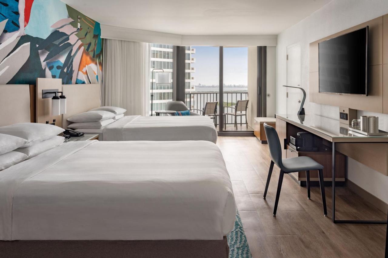 Habitación con 2 camas grandes y vistas parciales a la bahía