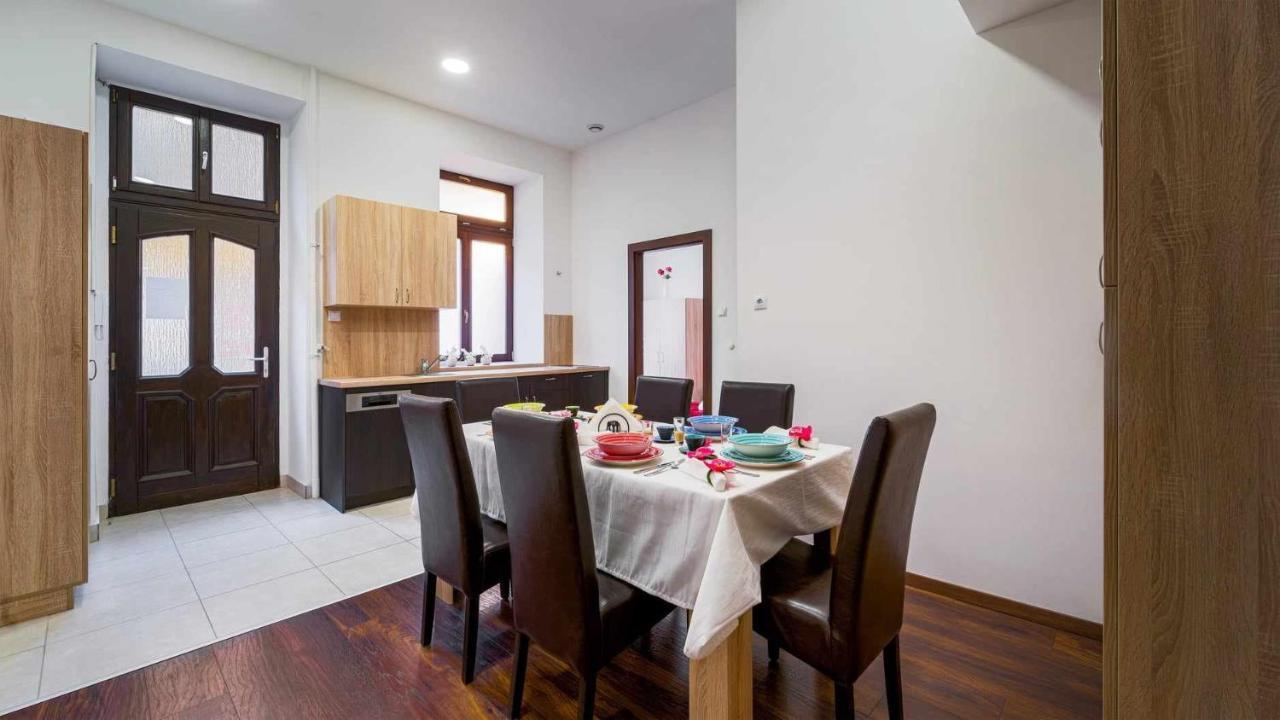 Double Room,1429786480:JPEG