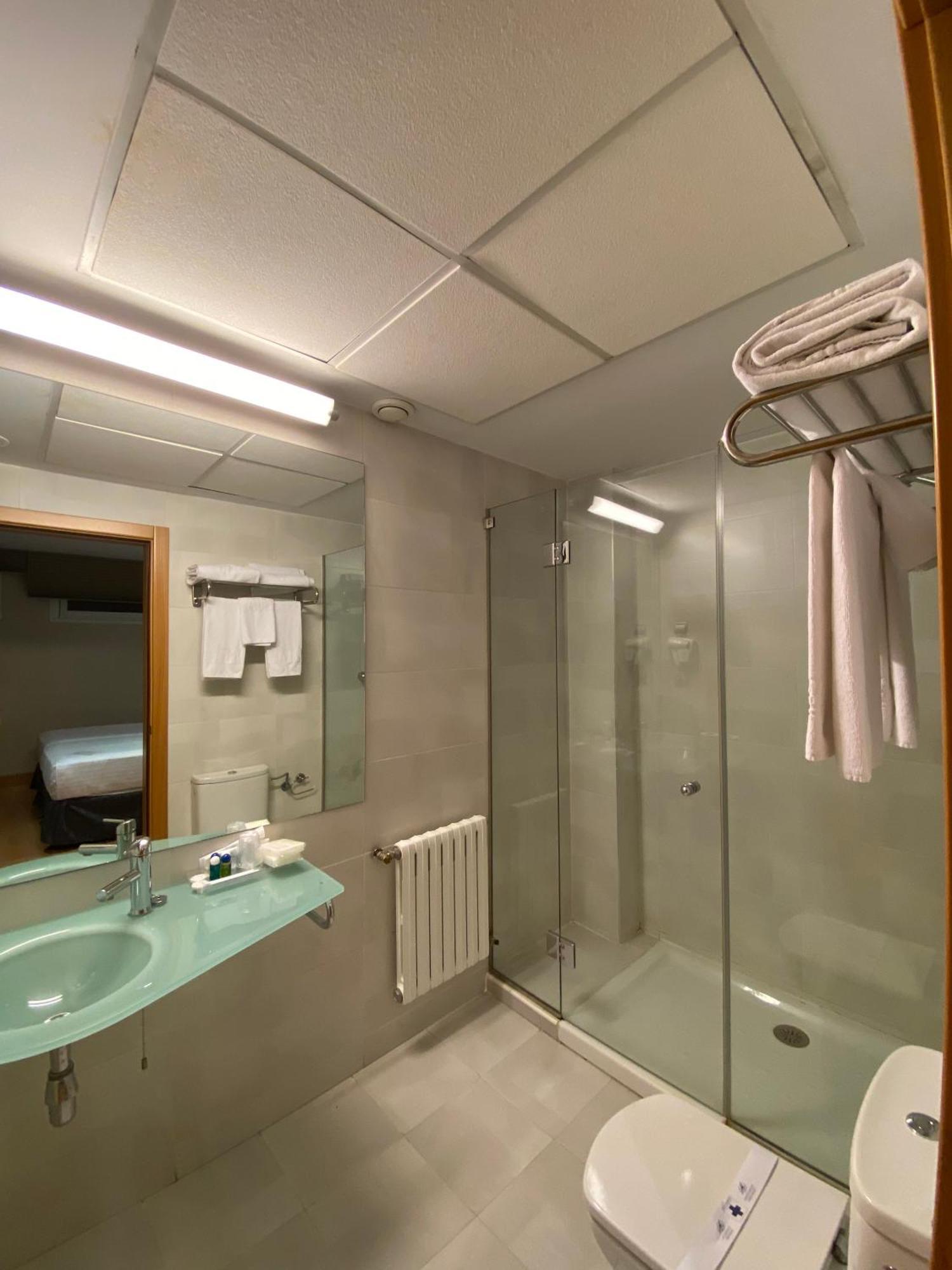 Interior Twin Room Shower,1431823180:JPEG