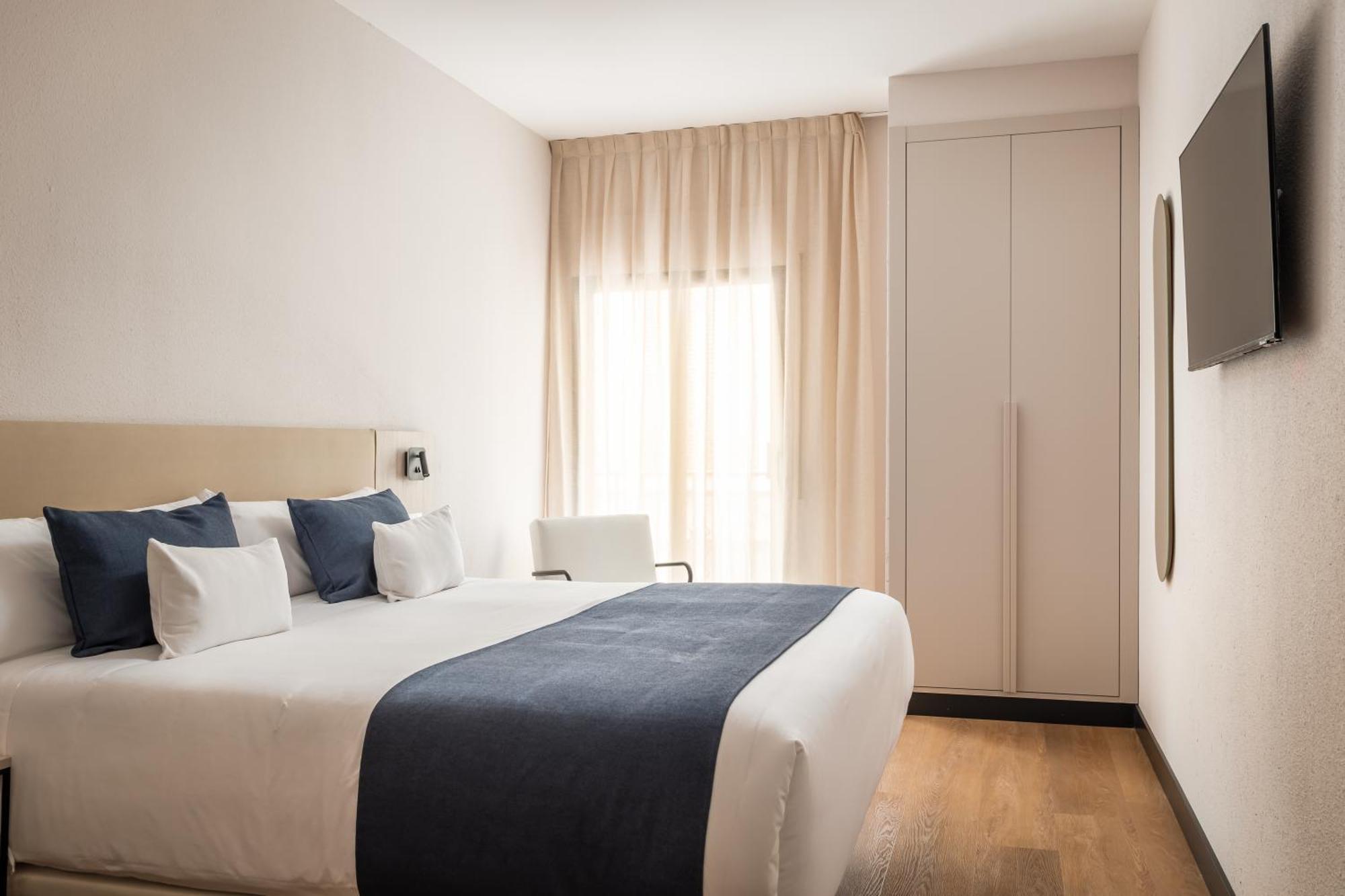 Standard Double Room,1324125640:JPEG