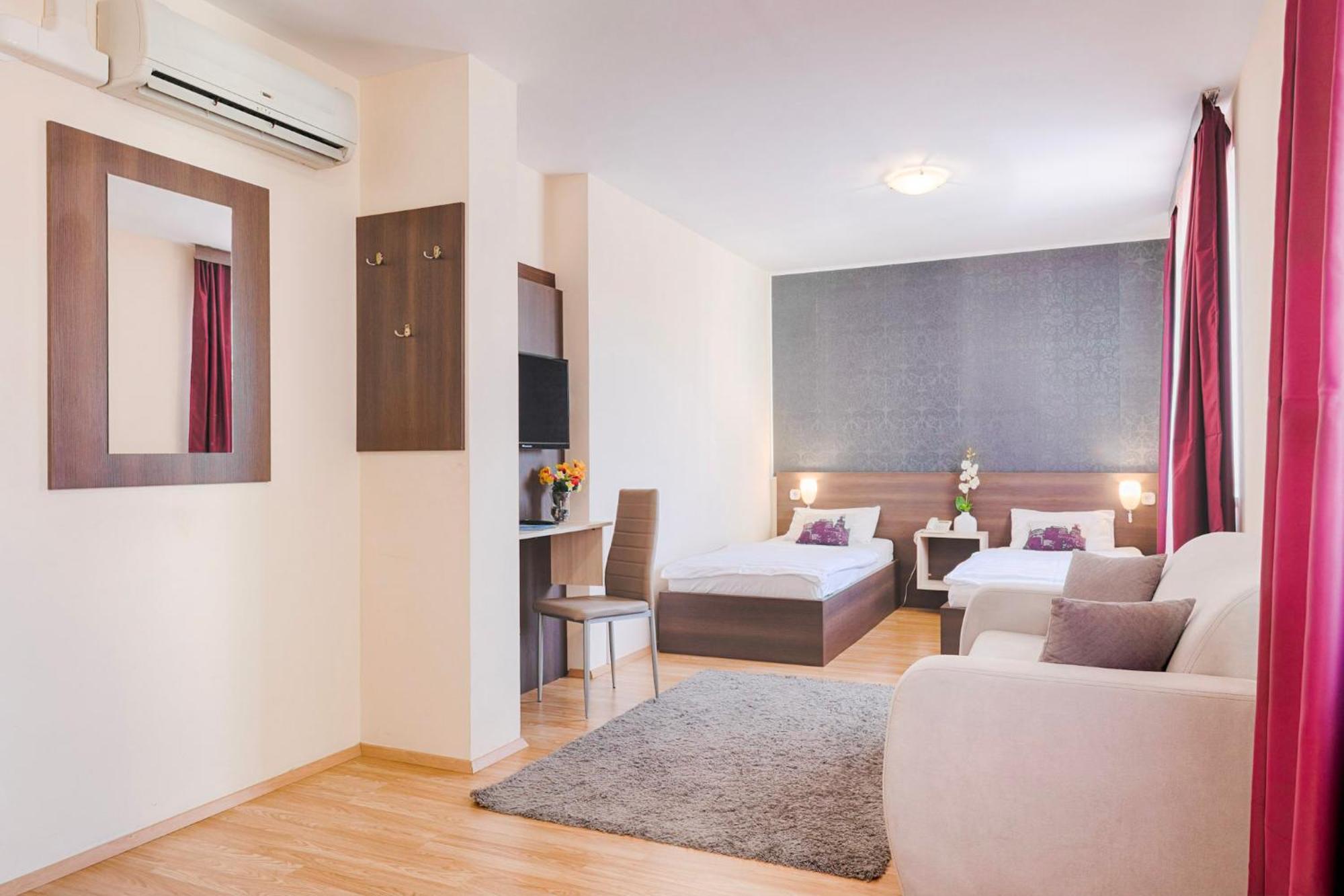 Small Double or Twin Room,747374213:JPEG