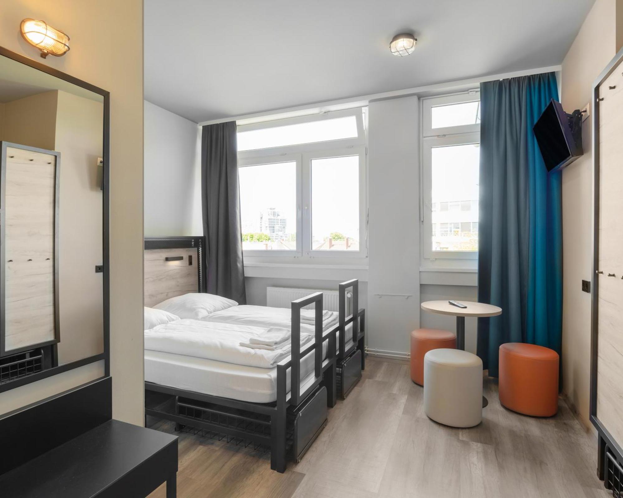 Single Room,828447842:JPEG