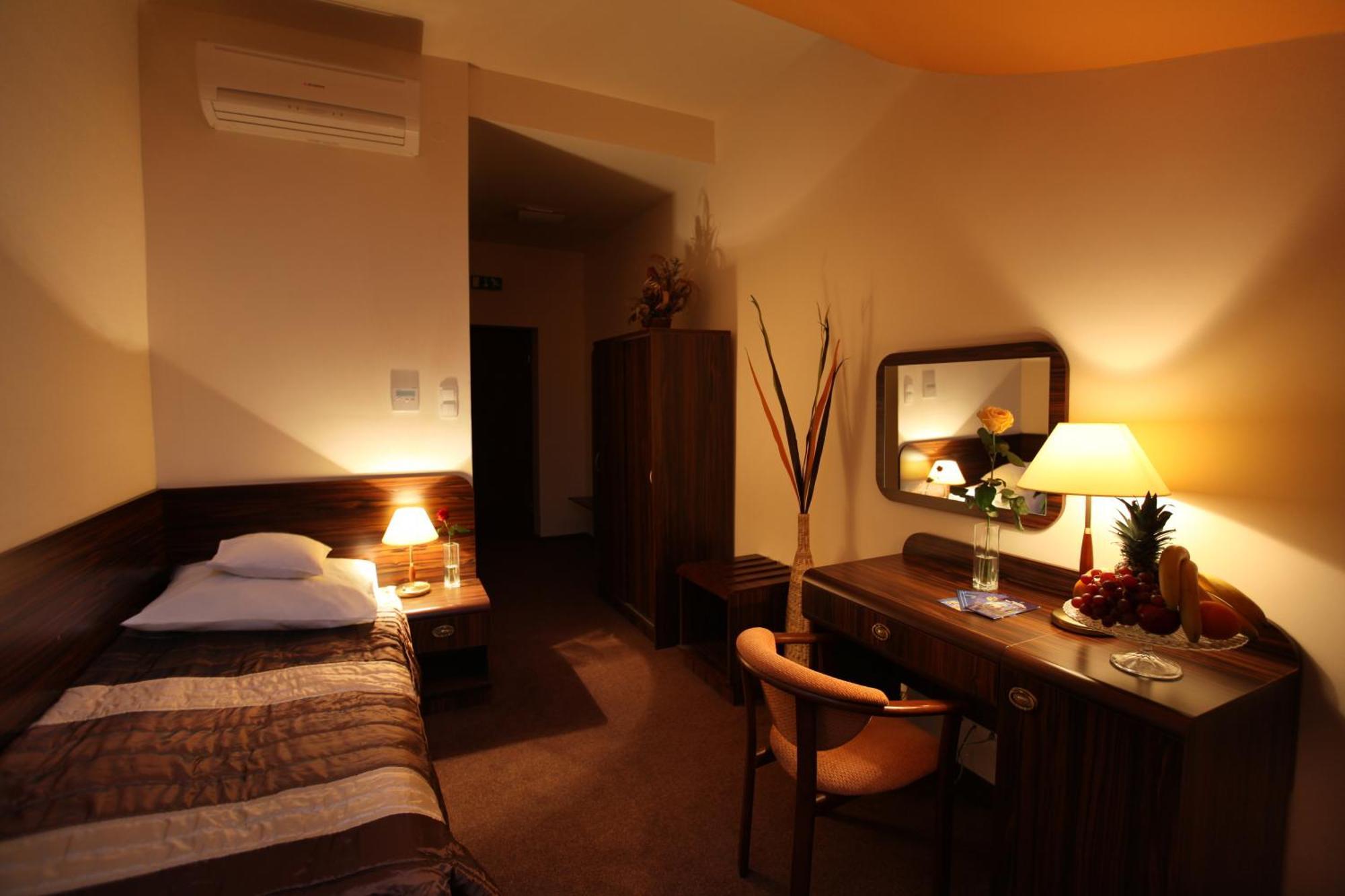 Single Room,1212077248:JPEG
