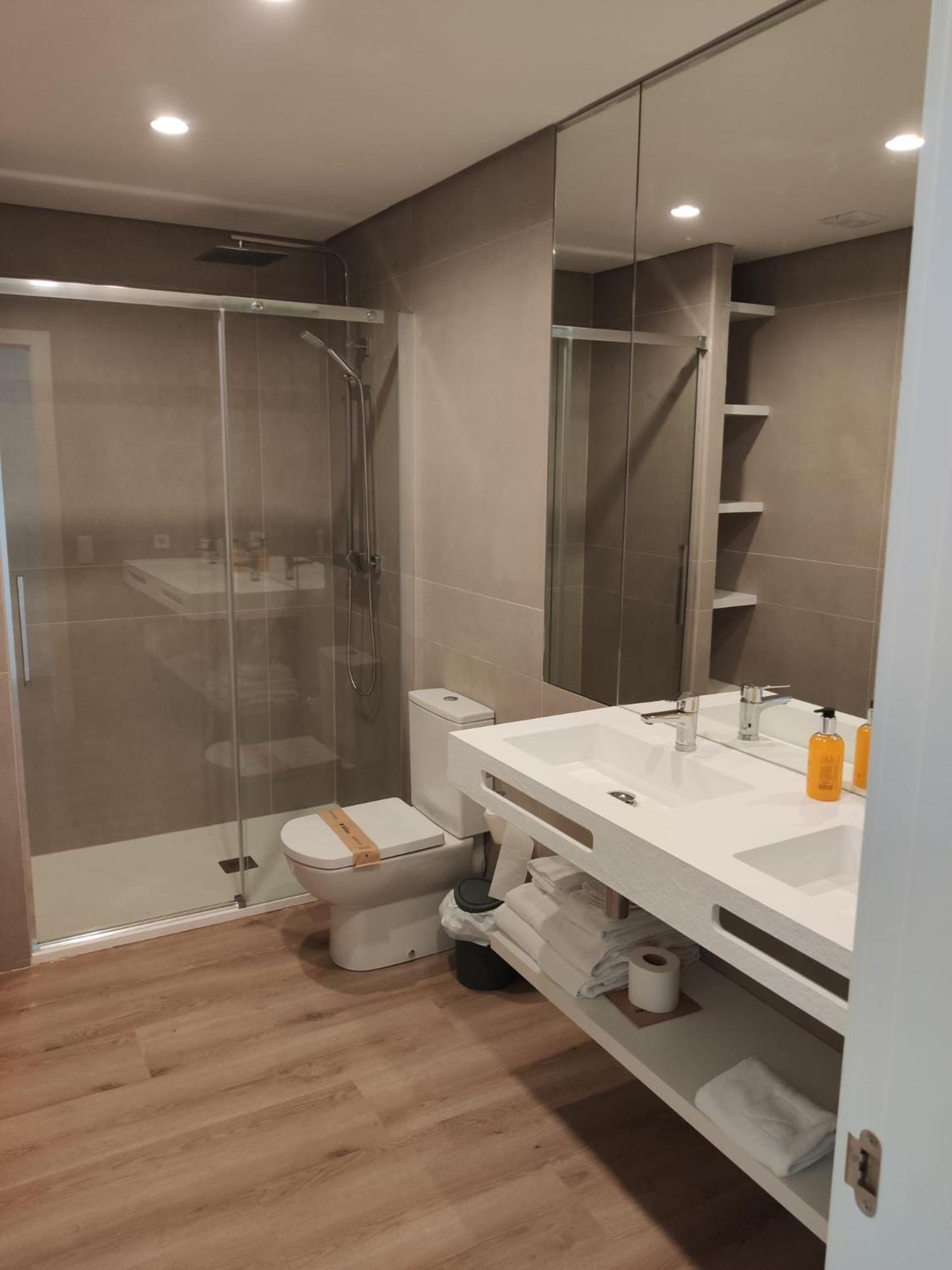 Quintuple Room,1443906412:JPEG