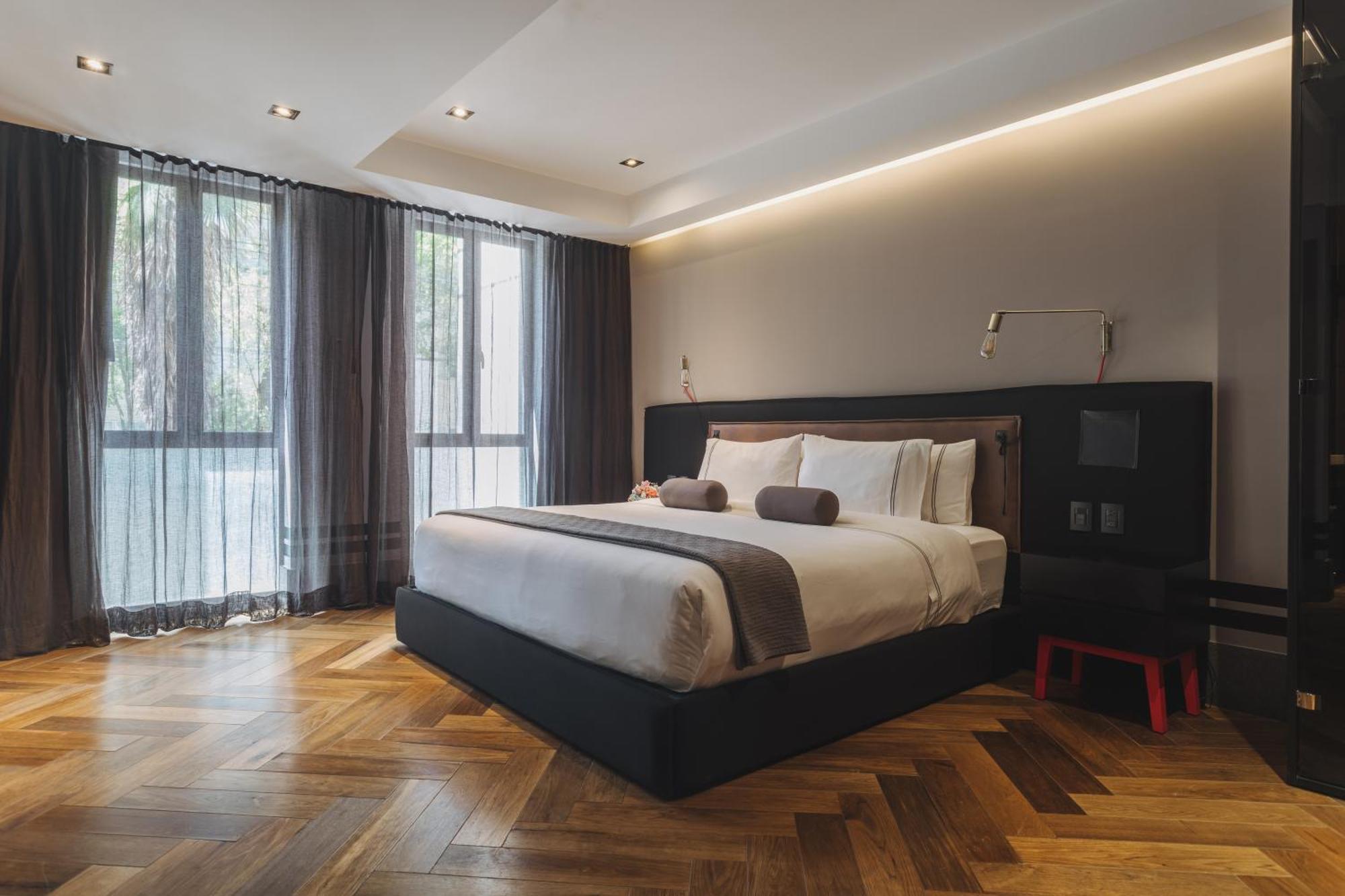 Executive Suite,1444324744:JPEG
