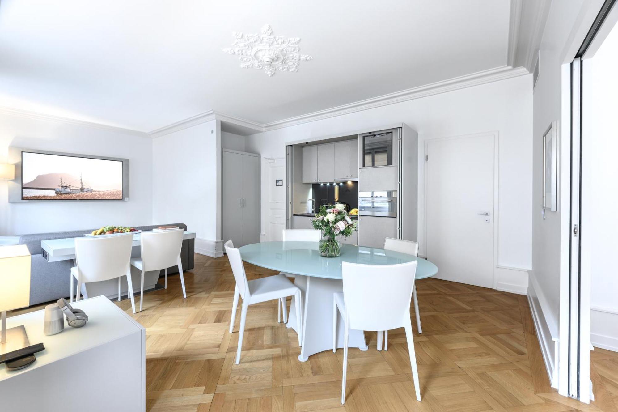 Deluxe One-Bedroom Apartment Air-conditioned 60 sqm,705864862:JPEG