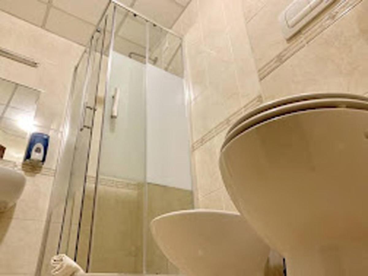 Double or Twin Room Bathroom,1461001840:JPEG