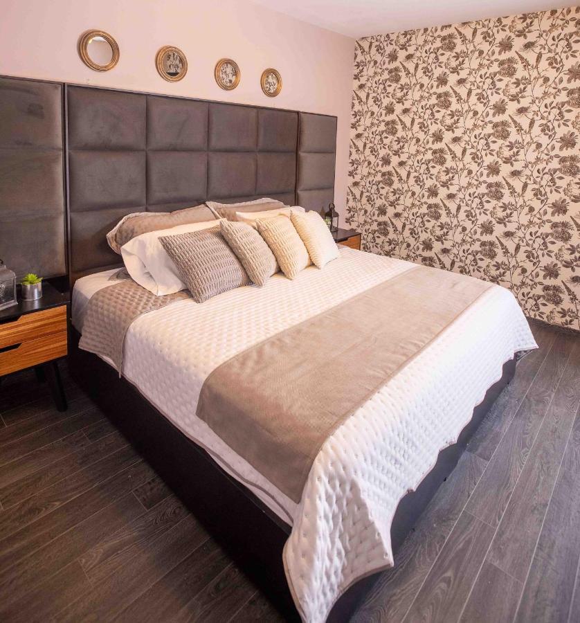 Queen Room,1465530670:JPEG