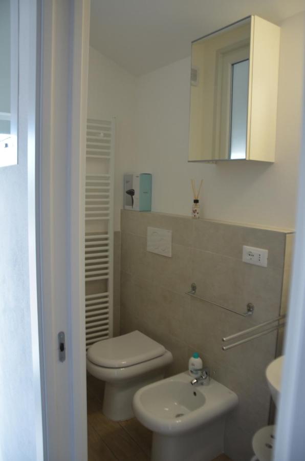 Triple Room Bathroom,1466105579:JPEG