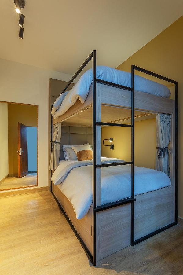 Cama en habitación femenina compartida de 4 camas