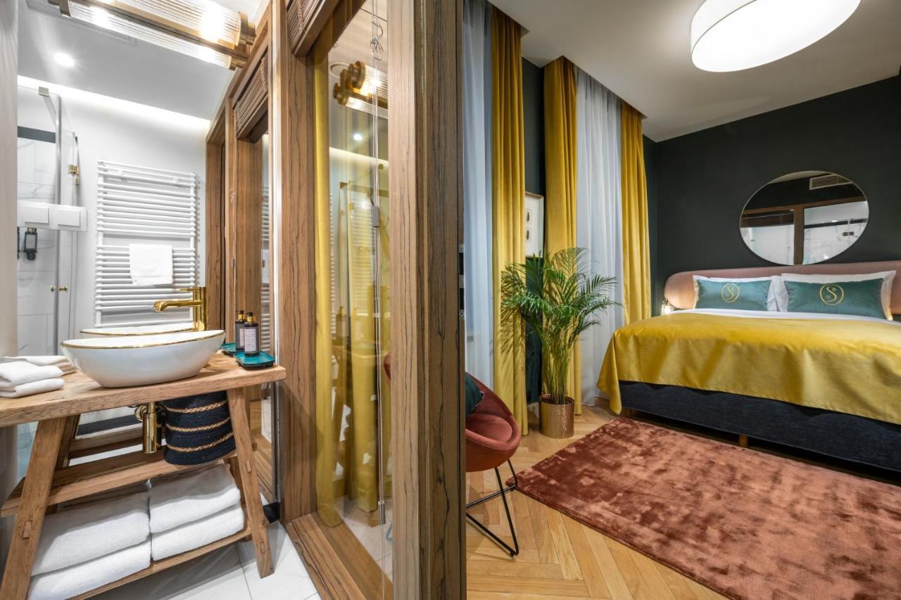 Deluxe Double Room queen size bed