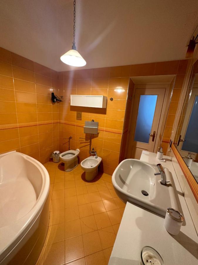 Deluxe Double Room Bath,1475801098:JPEG