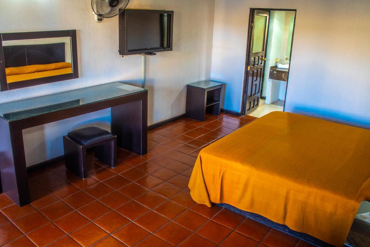 Habitación con cama extragrande.