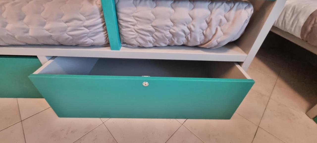 Posto Letto in Dormitorio Femminile con 6 Letti