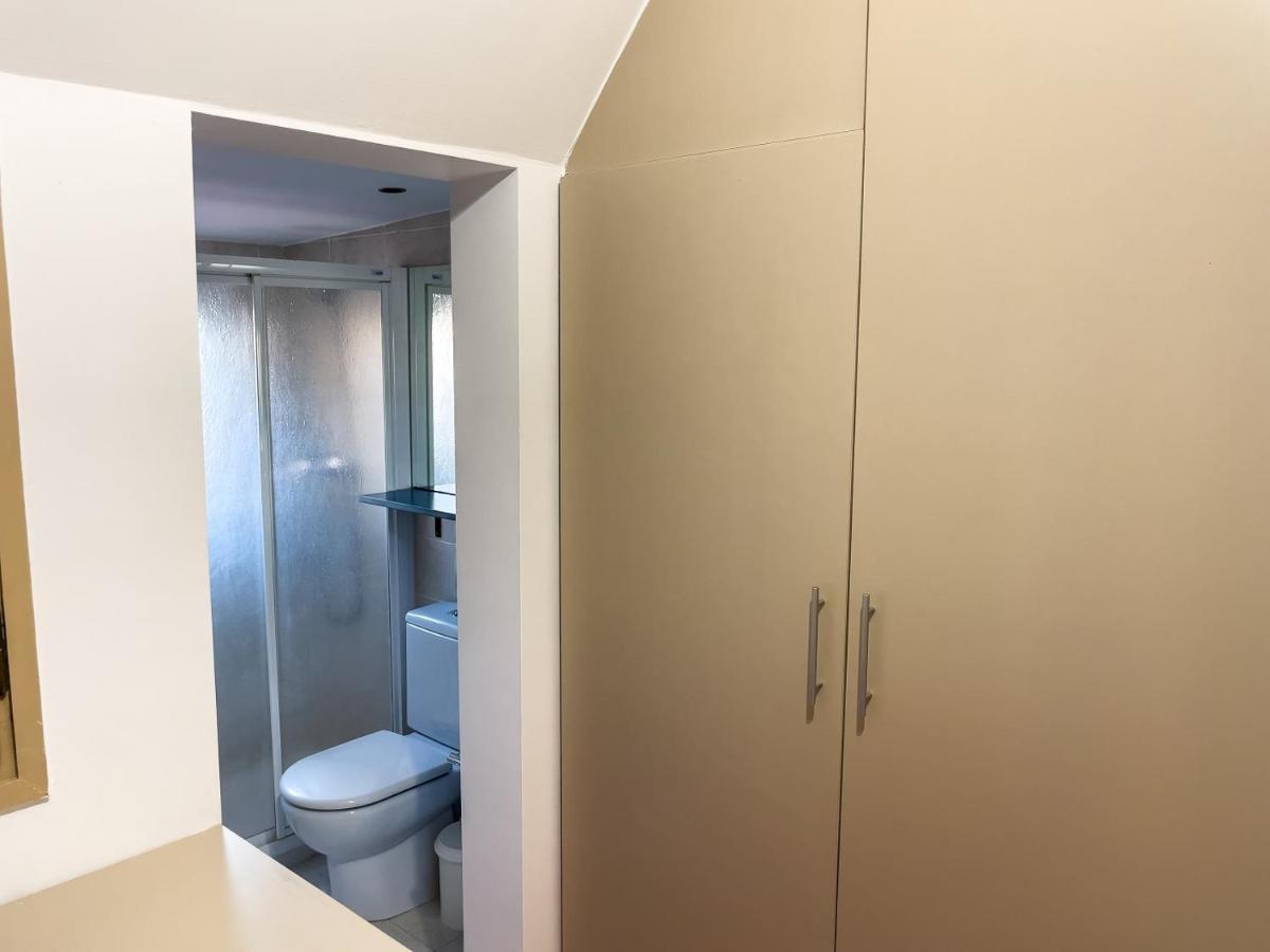 Single Room Private Bathroom