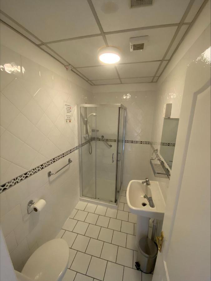 Twin Room Shower,1483165319:JPEG