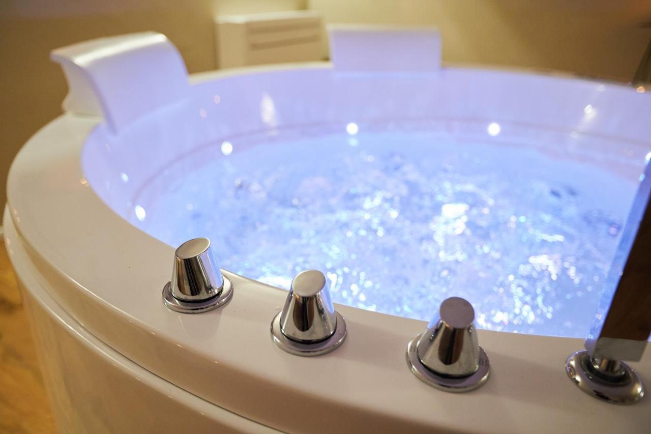 Queen Room Spa Bath