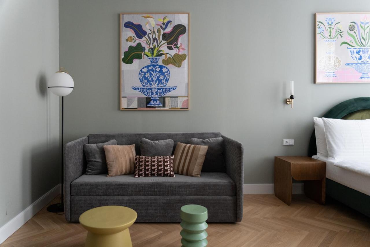 Extra Large Studio with Kitchen and Sofa Bed,1491183886:JPEG