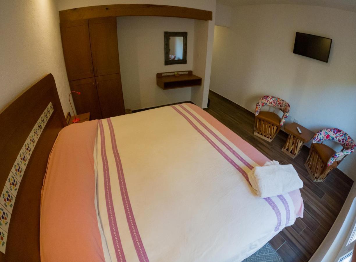 Habitación con cama extragrande.
