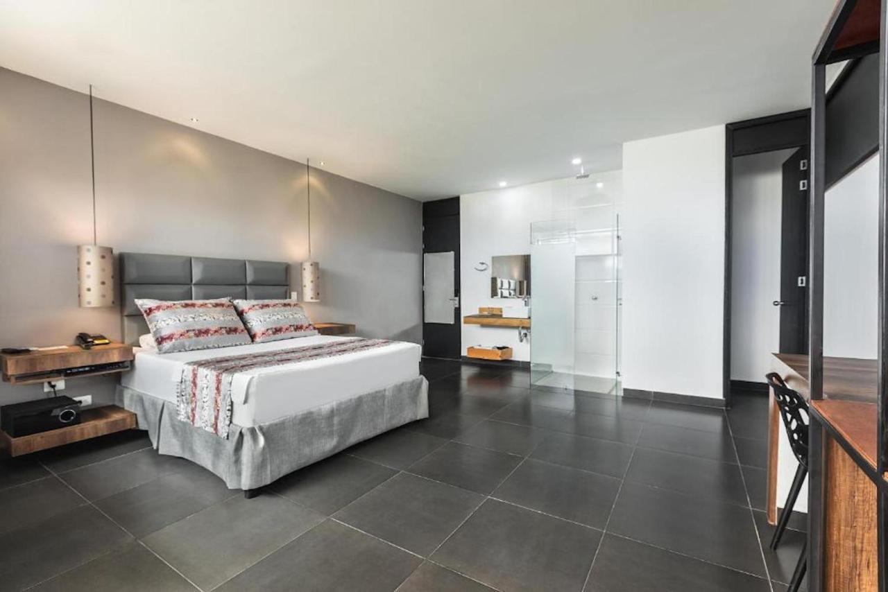 Deluxe Double Room Bath,1498360552:JPEG
