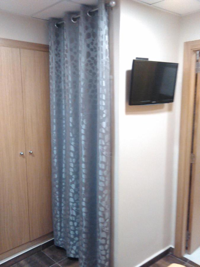 Single Room Private Bathroom no window