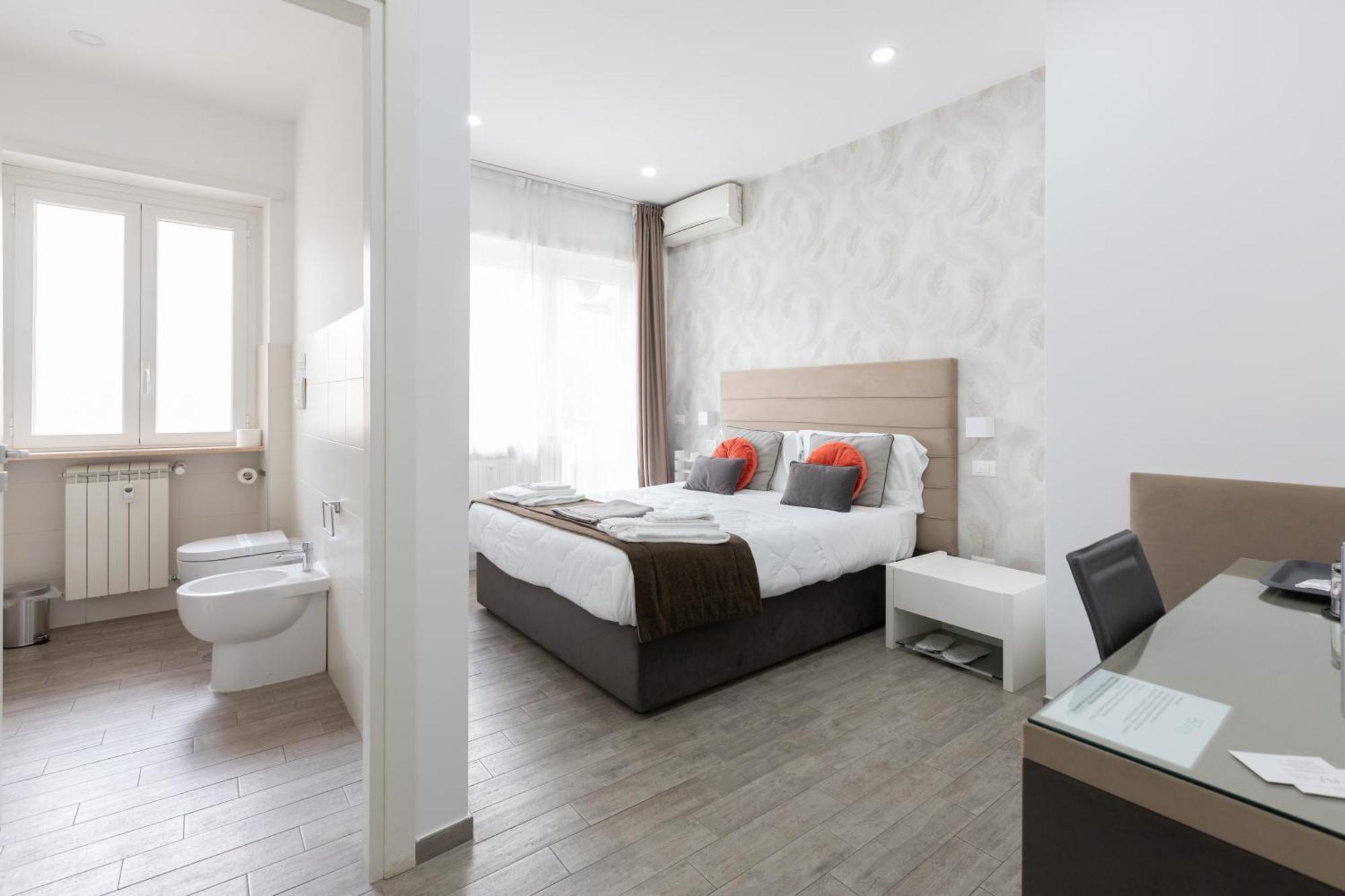 Deluxe Double Room Balcony,1499355157:JPEG