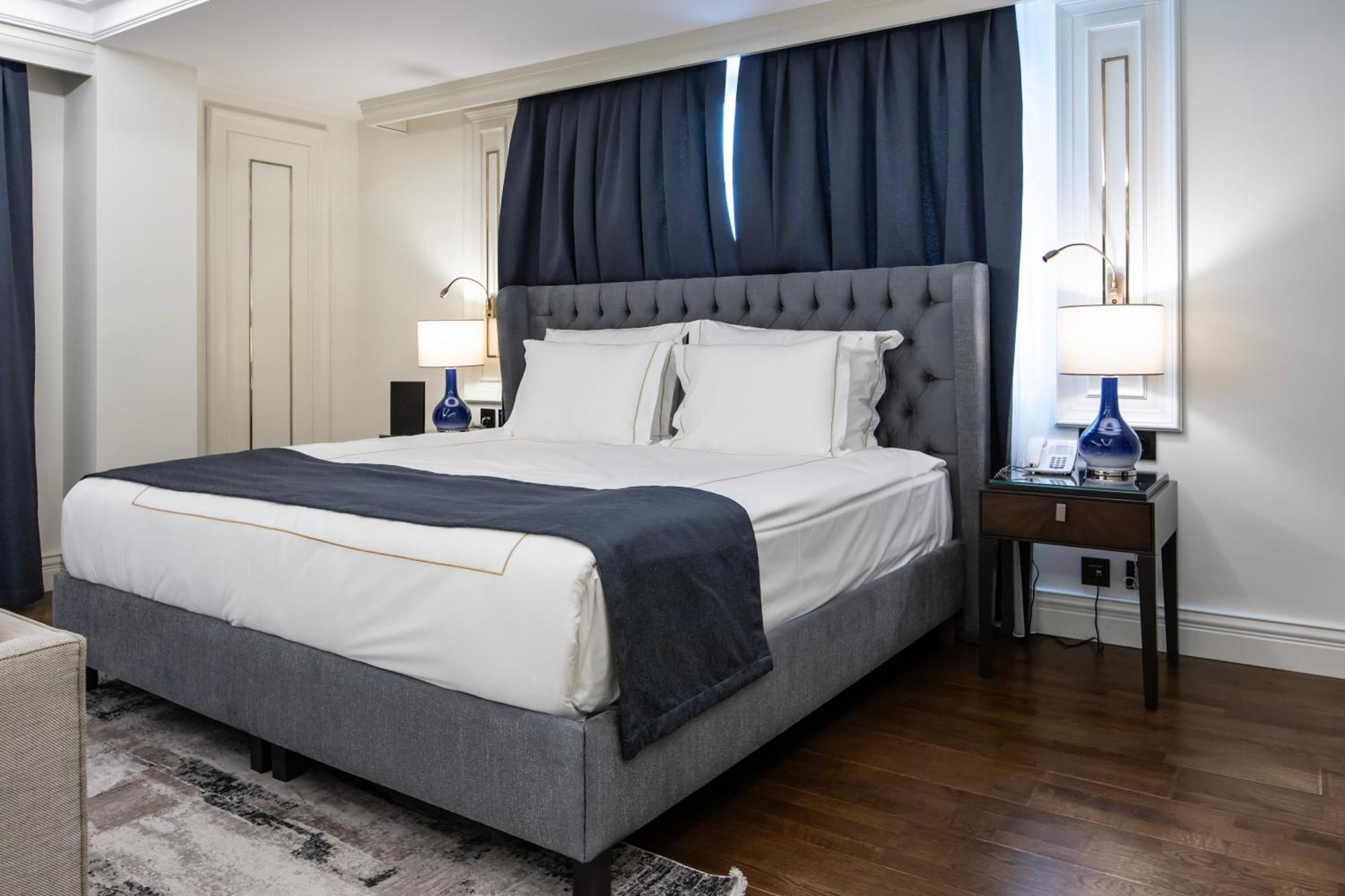 Suite Premier con cama extragrande y vistas a la ciudad