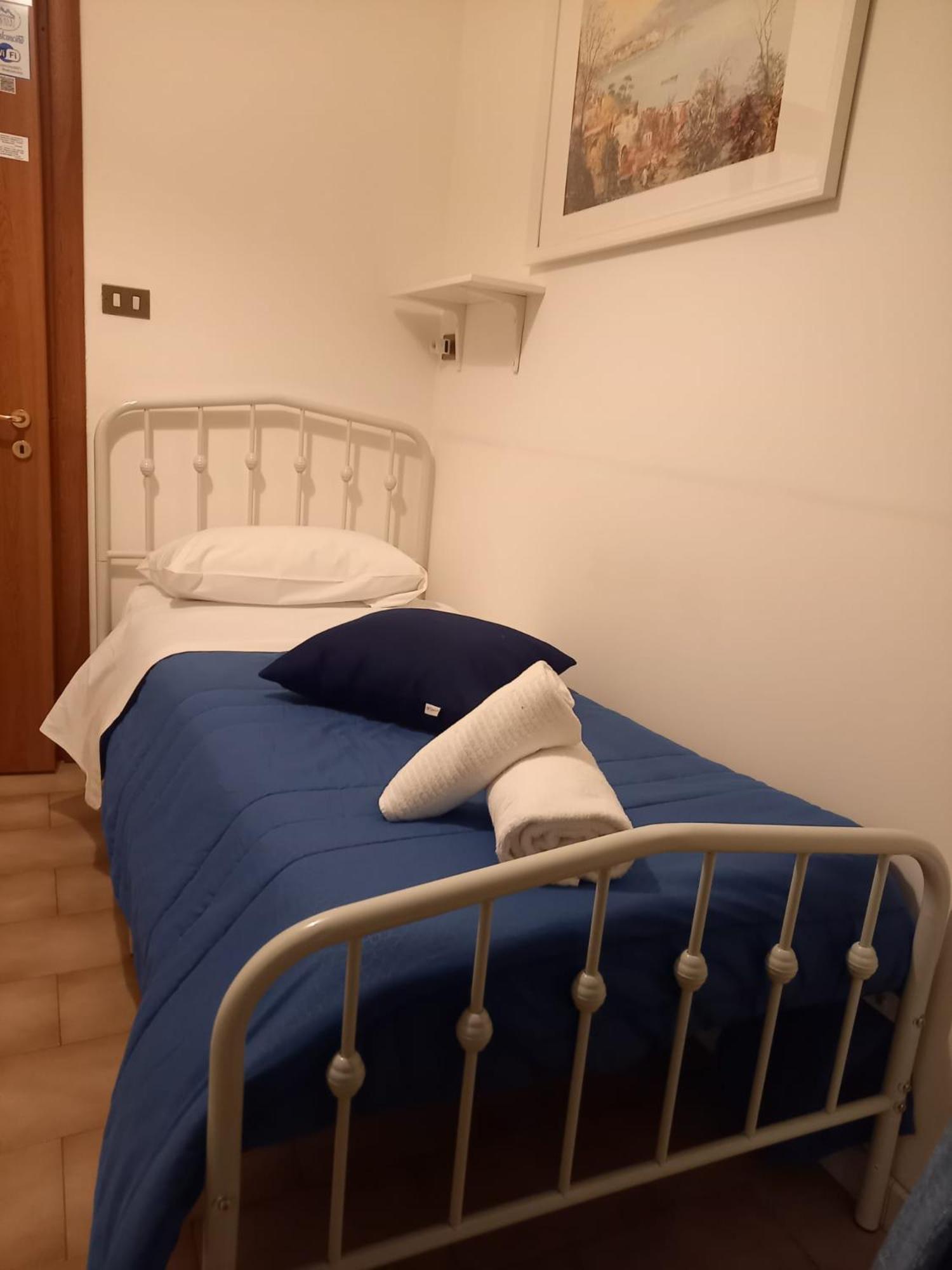 Small Single Room,927511198:JPEG