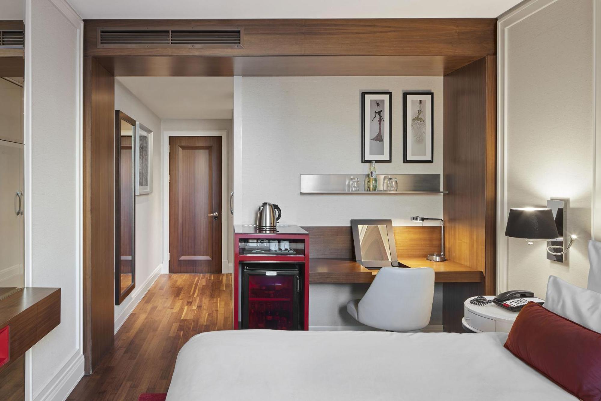 Classic Room incl. Wintergarten Variete Ticket