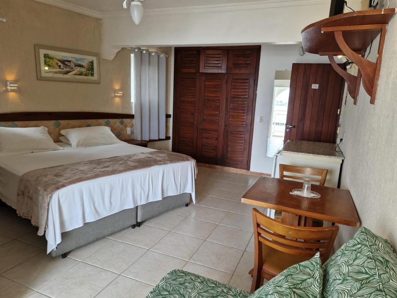 Quarto Deluxe com Cama de Casal ou 2 de Solteiro e Banheira de Hidromassagem