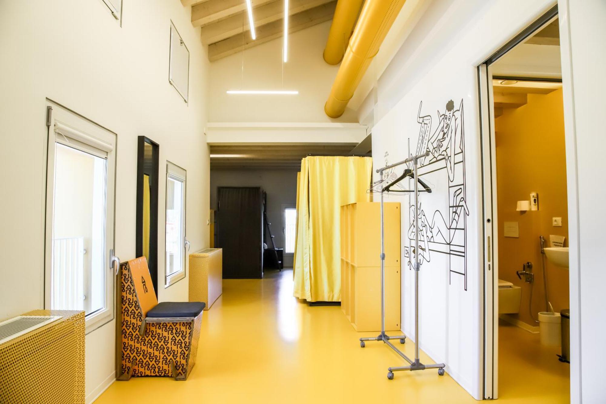 Letto Singolo in Dormitorio Femminile per 12 Persone