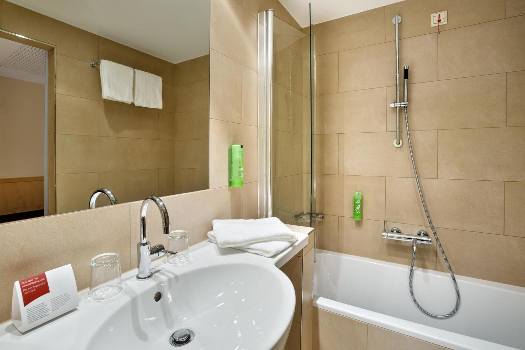 Classic Twin Room Bathtub,1516432276:JPEG