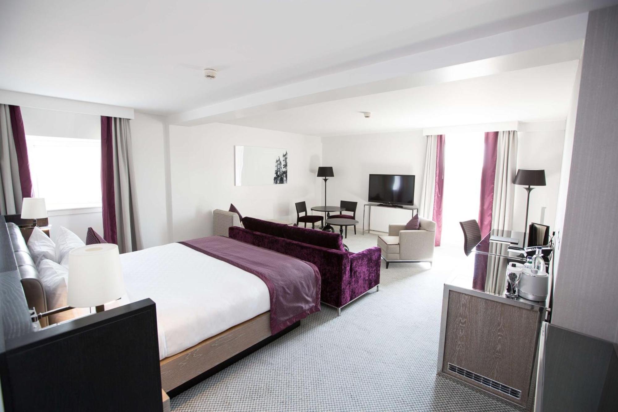 Junior Suite Lounge Access