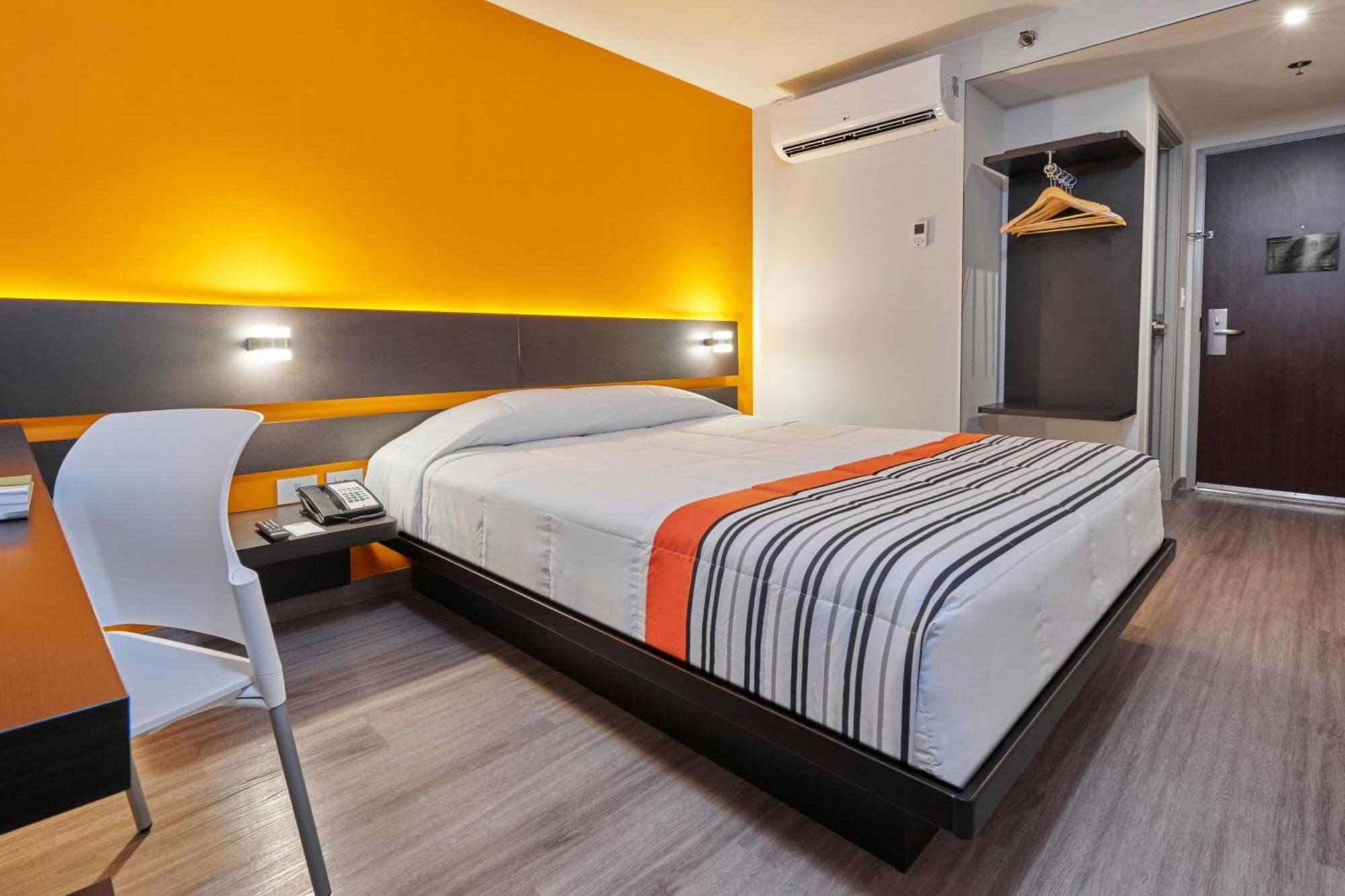 Habitación con cama grande