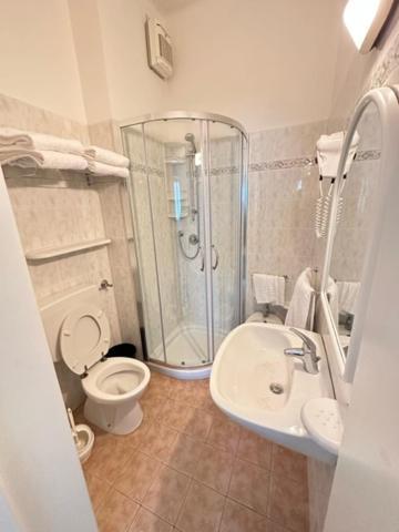 Quadruple Room Private Bathroom,1522927564:JPEG