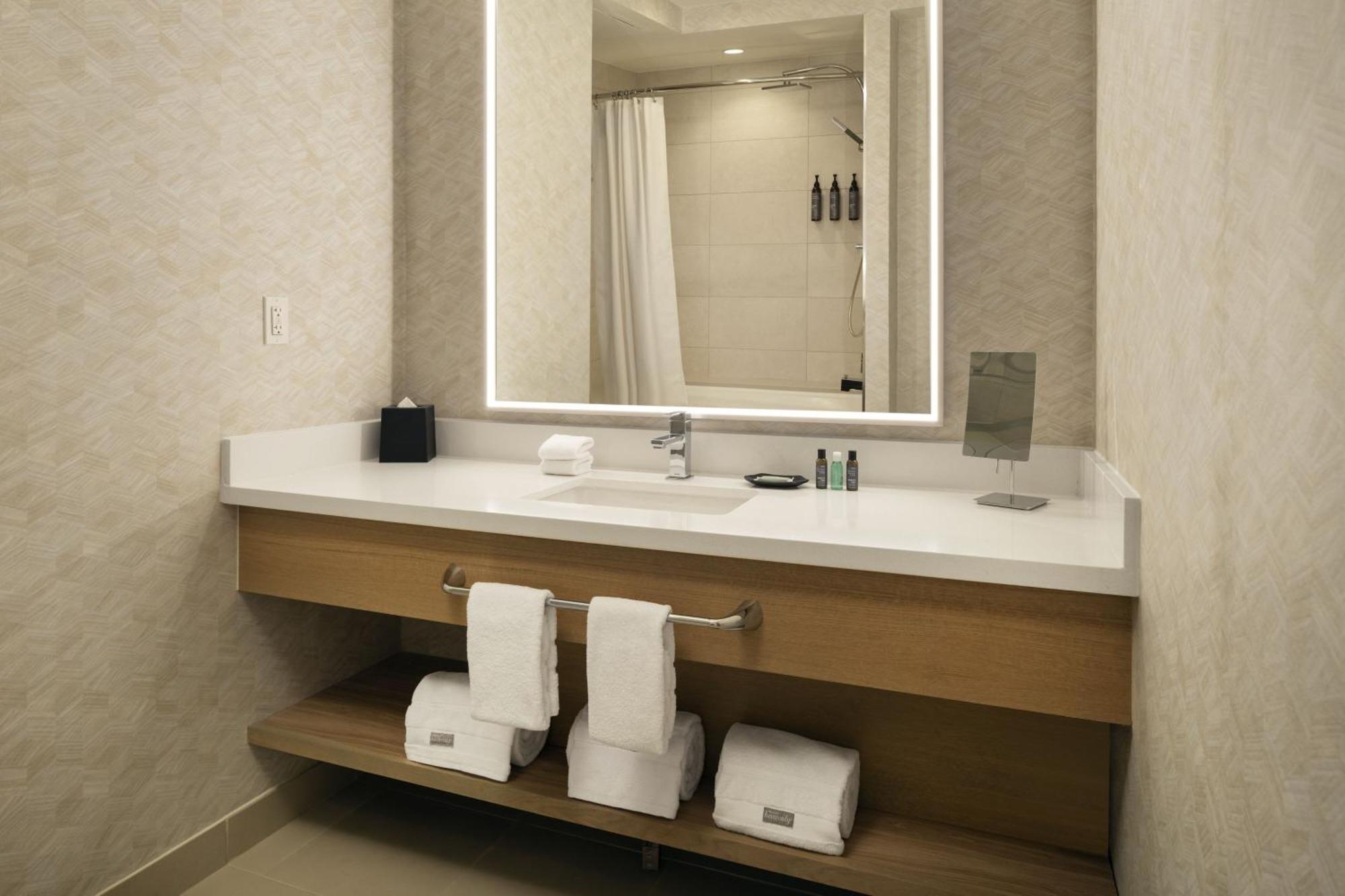 Quarto Queen Deluxe com 2 Camas Queen-size e Vista da Cidade