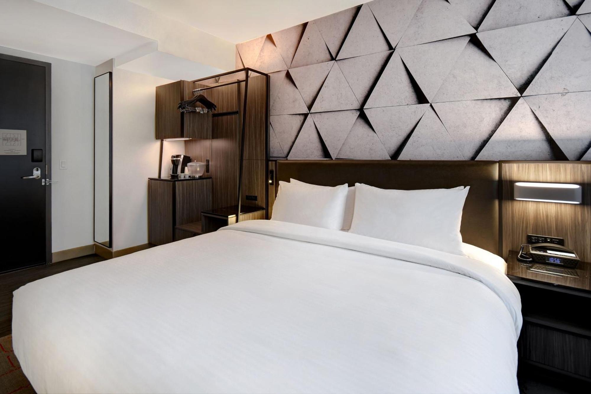 Studio King Bed High Floor Roll Shower Mobility Access or Hearing Accessible,1526682445:JPEG