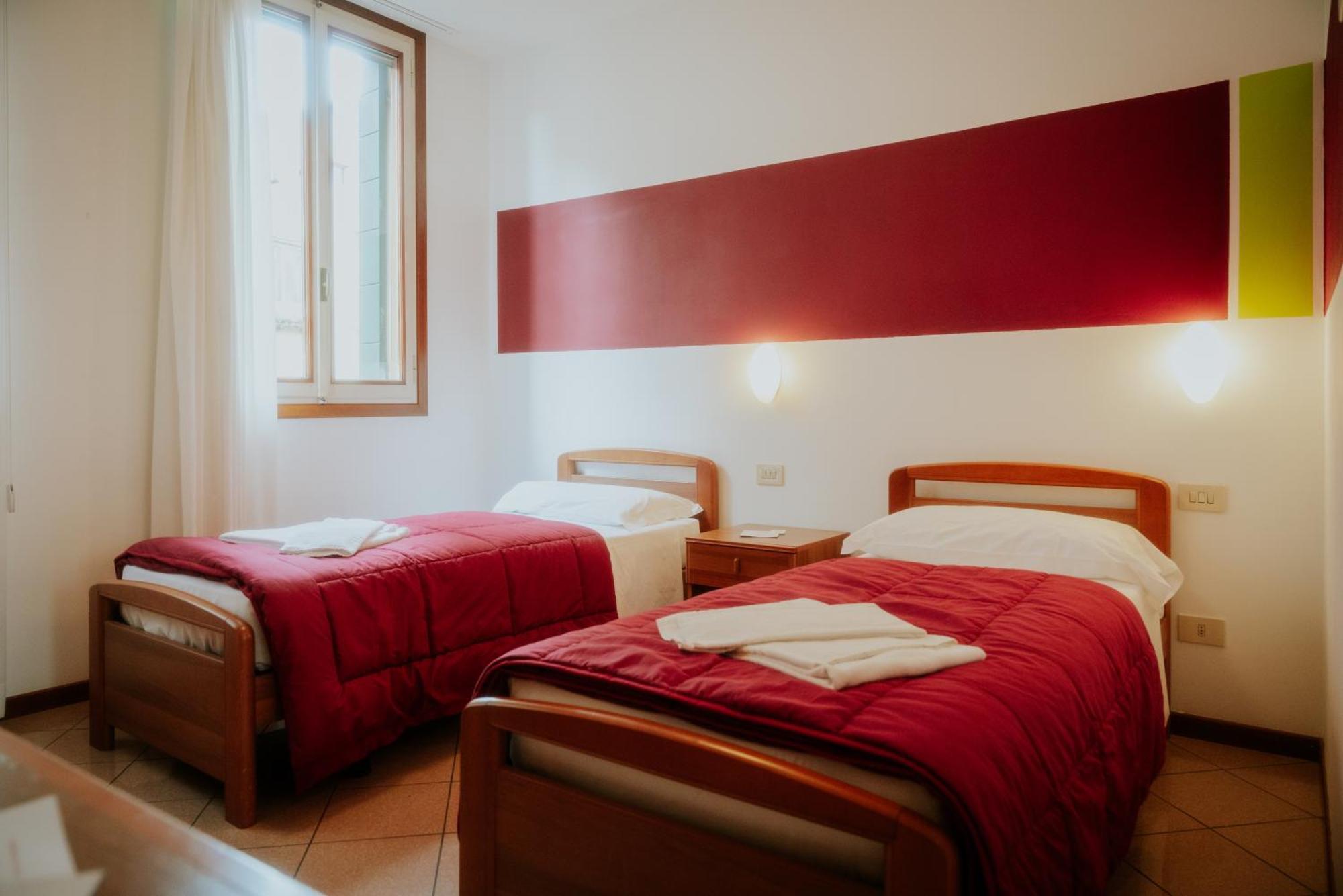 Twin Room,1528280839:JPEG