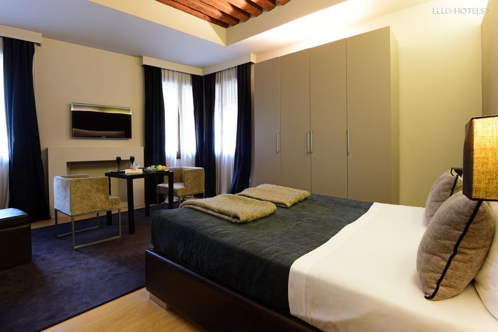Junior Suite,158460858:JPEG