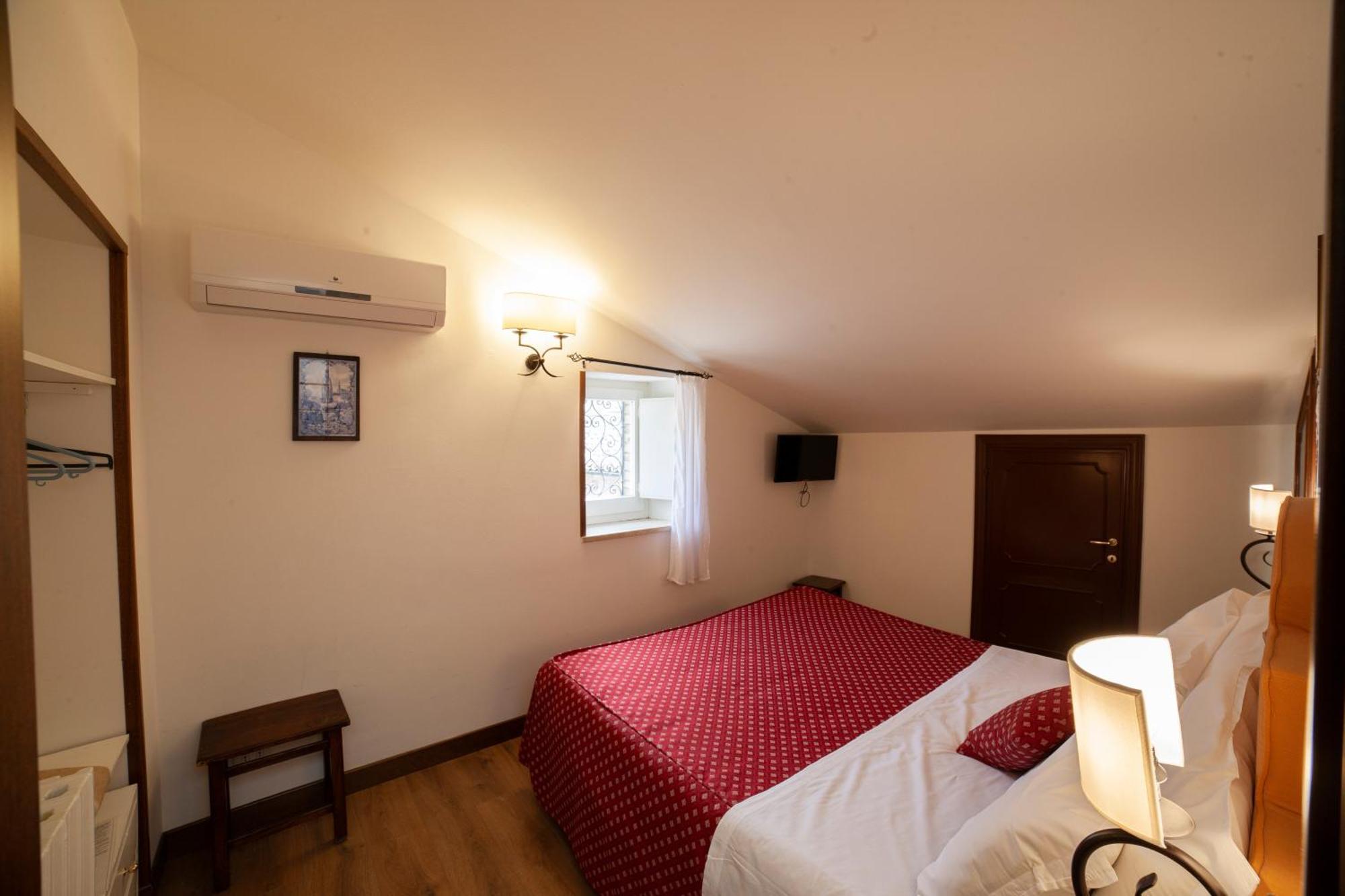 Small Double Room,1529832823:JPEG