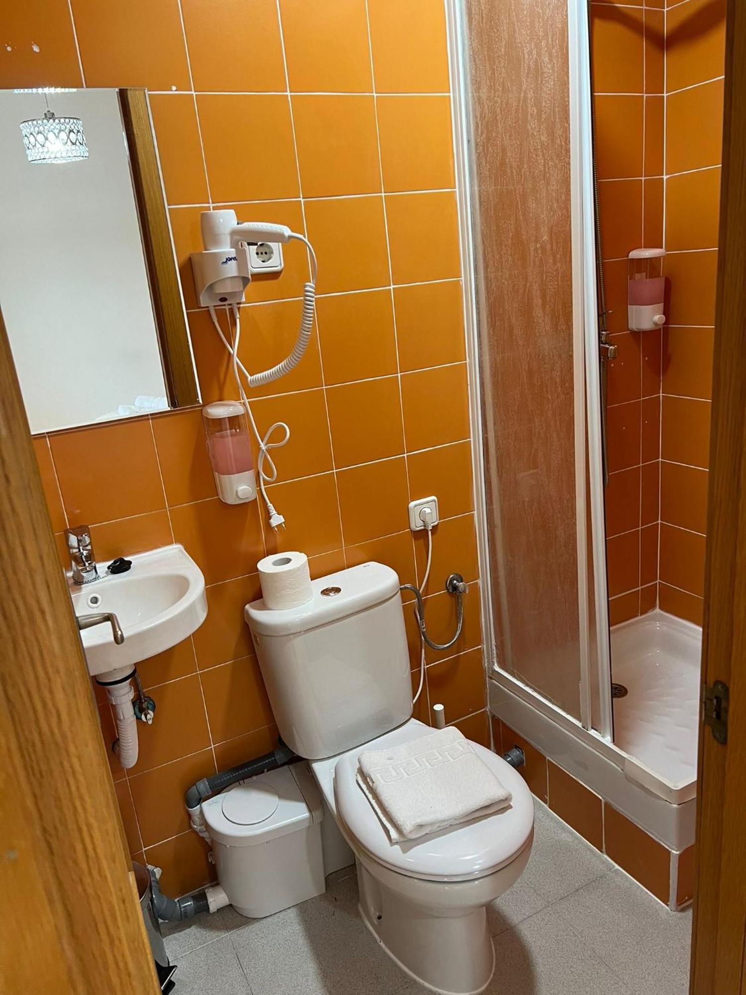 Habitación Doble con cama supletoria y baño compartido
