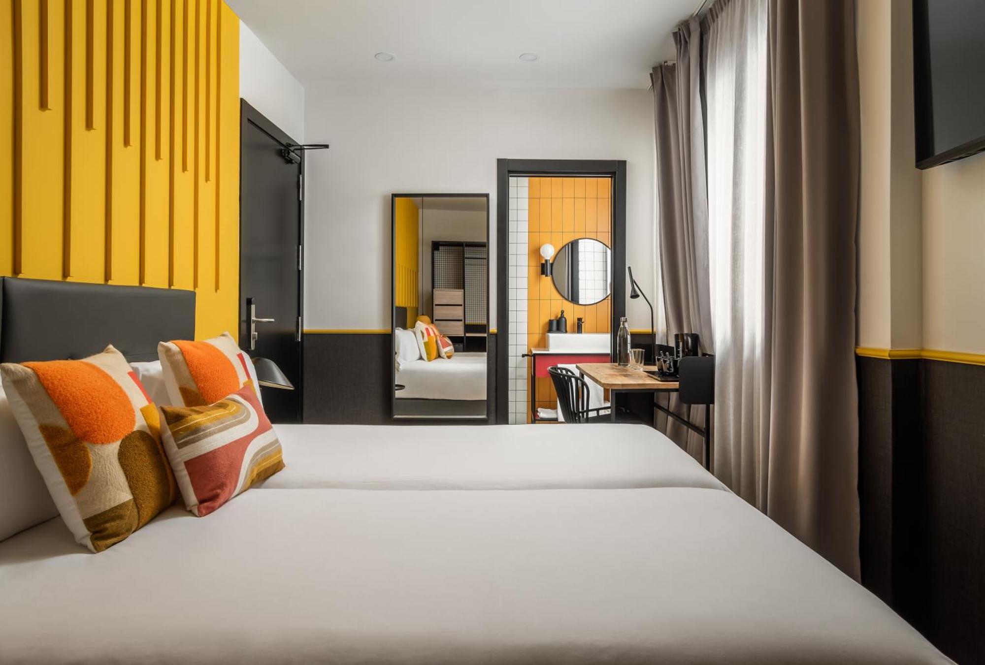 Twin Room,1531102525:JPEG