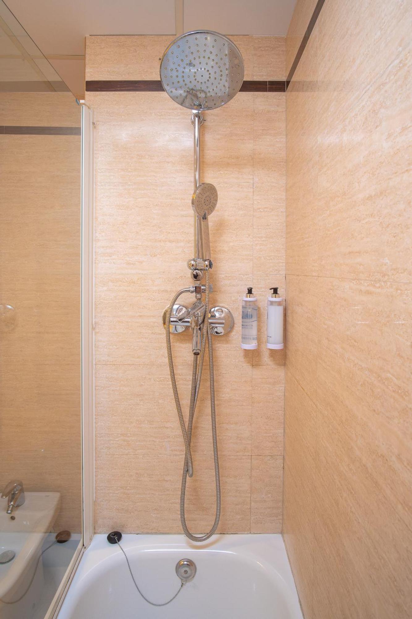Twin Room,1531989547:JPEG
