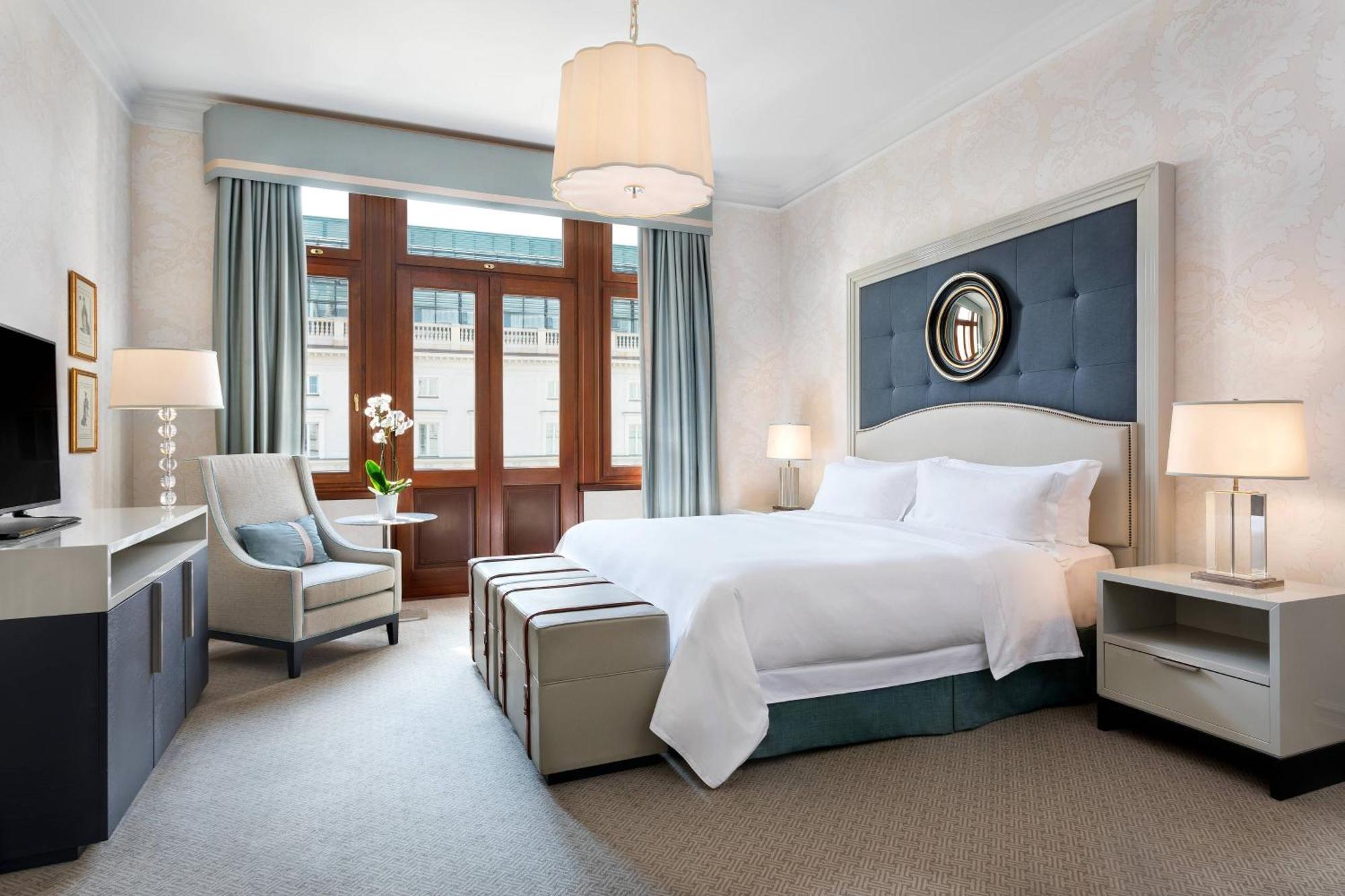 Glorietta Suite 2 Bedroom Suite 1 King Main Street view