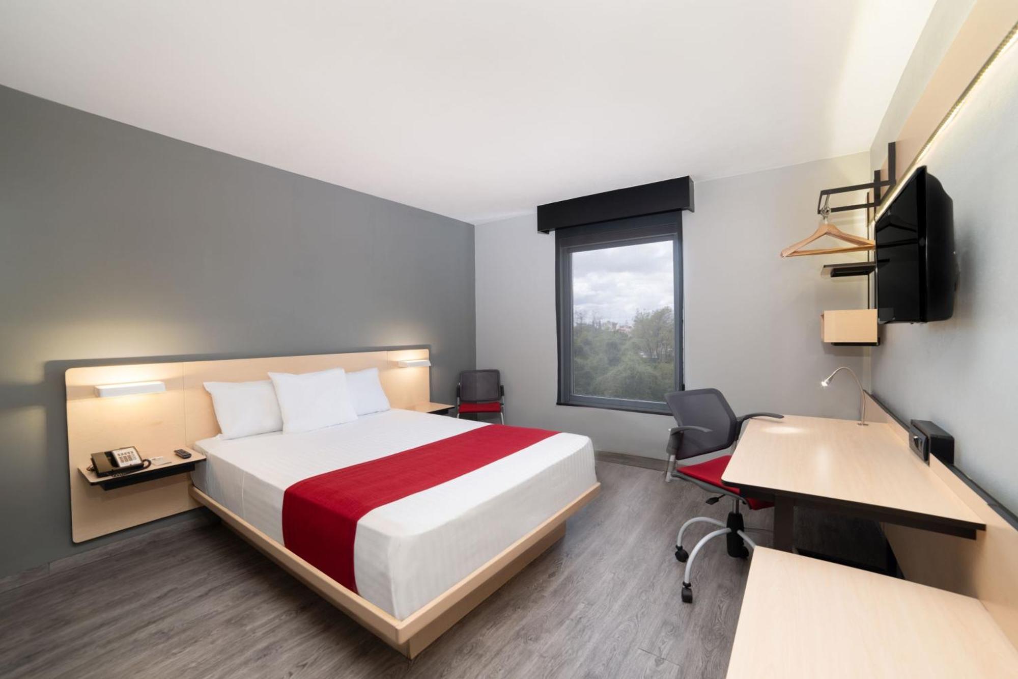 Habitación con cama grande